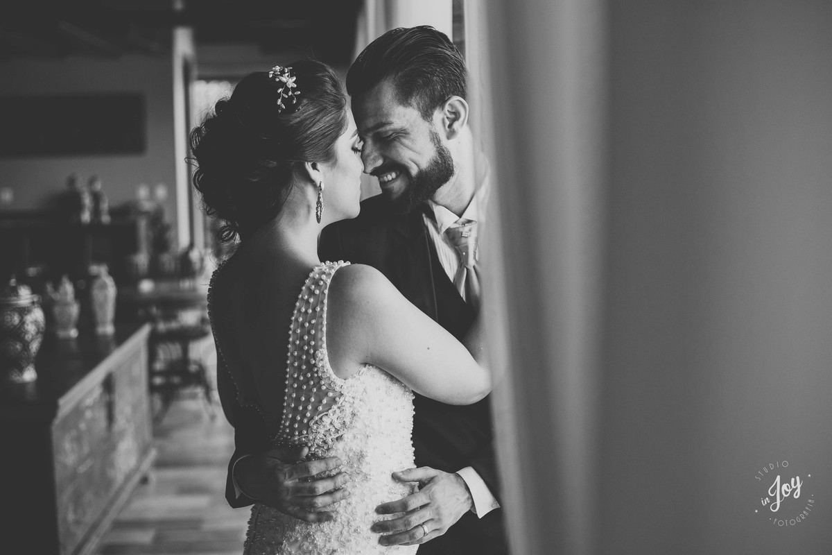 noivos se olhando e abraçados em uma fotografia de pós casamento em preto e branco