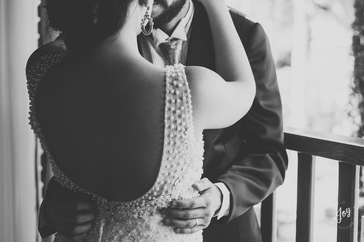 detalhes do vestido de noiva aberto nas costas e com detalhes em perolas