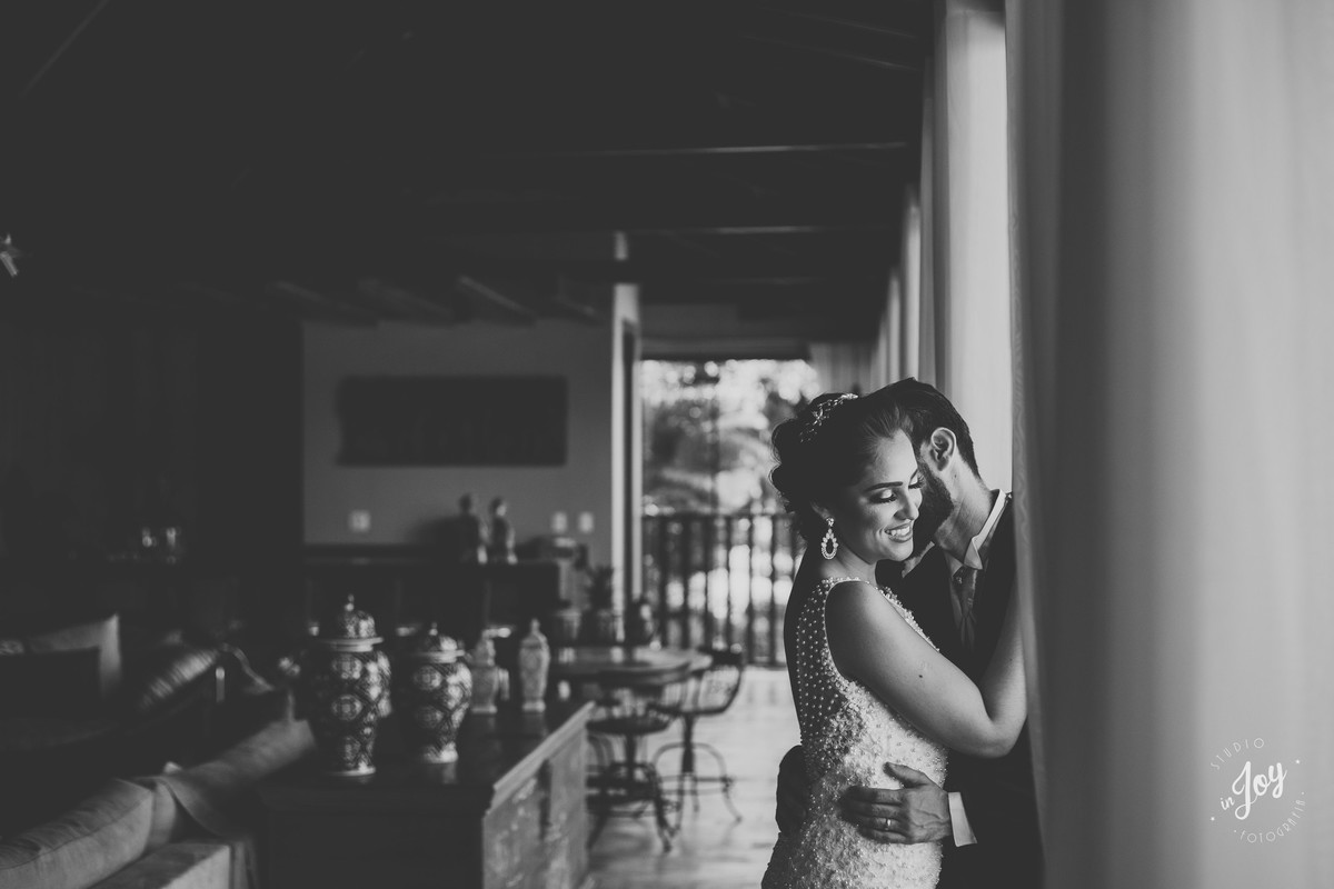 luz de janela iluminando o casal durante um ensaio de pós casamento em Mateus Leme