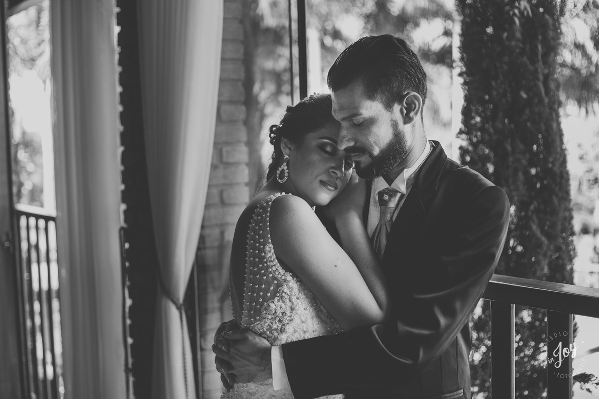 noiva repousando nos braços do noivos em uma fotografia de sentimentos verdadeiros