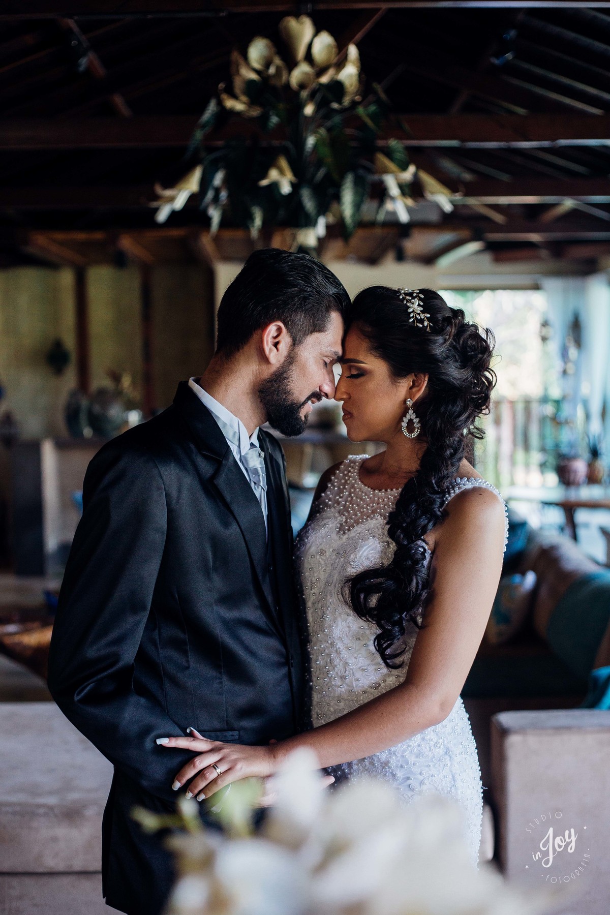 noivos juntinhos com os olhos fechados e sentindo o amor