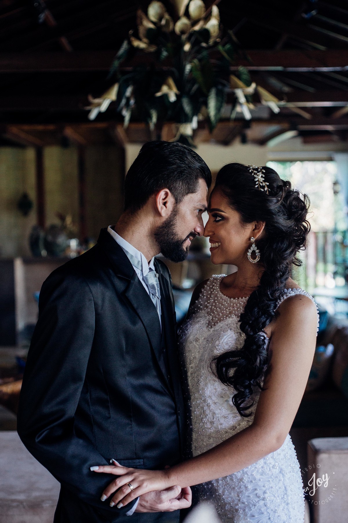 noivos sorrindo um para o outro durante o ensaio de pós casamento