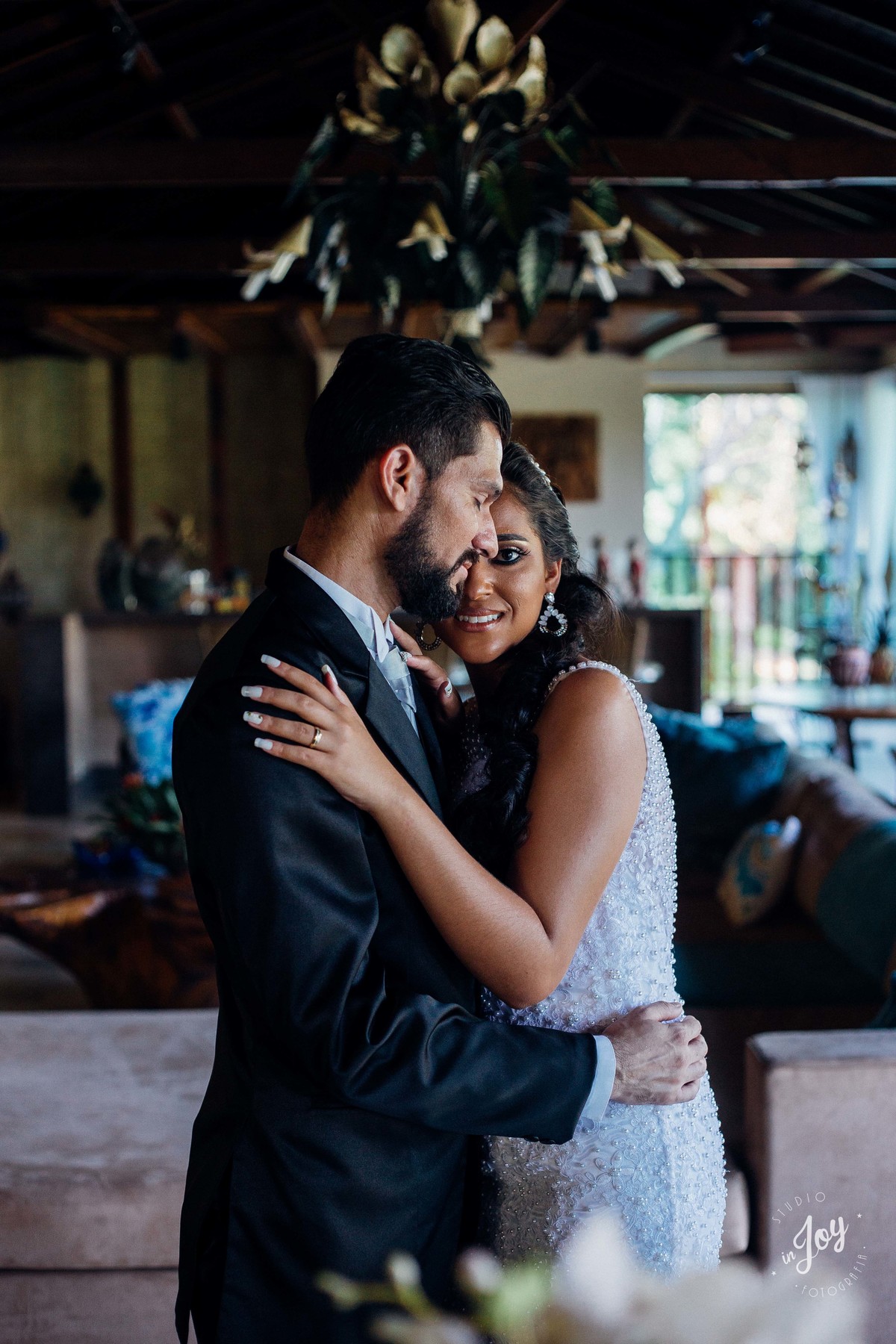 fotografia de casamentos em Betim Minas gerais em que a noiva está abraçada com o noivo e sorrindo