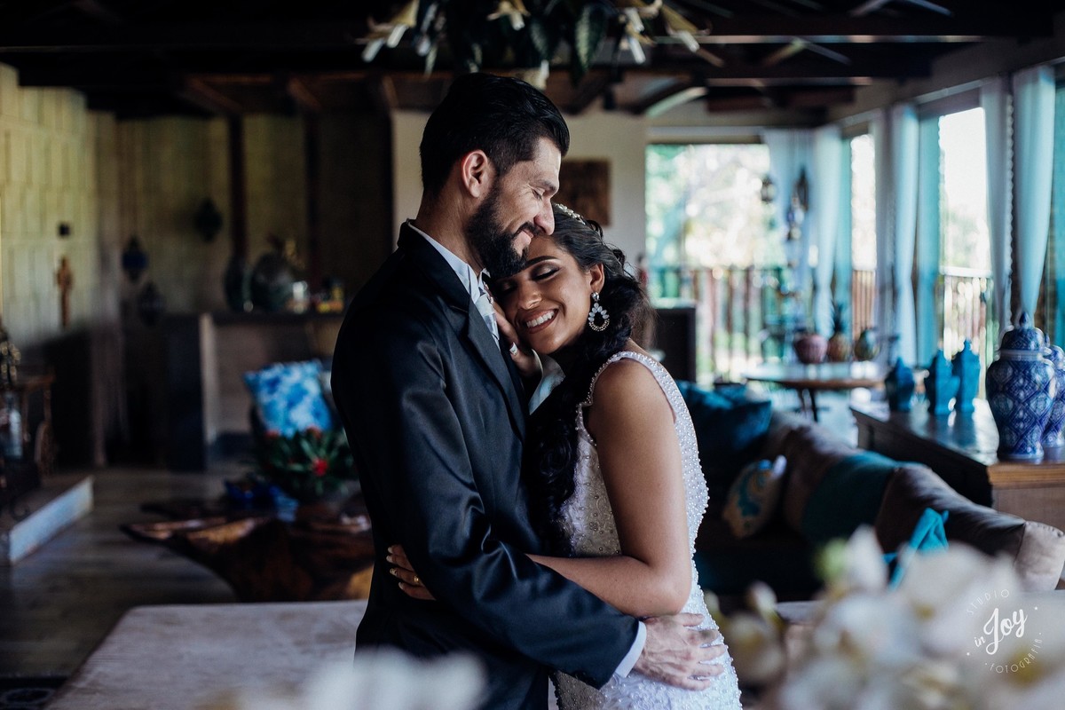 noiva encostada no peito do noivo e sorrindo