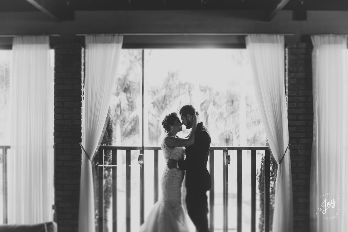 fotografia preto e branca de casamento durante o ensaio de pós casamento feito na fazenda shangrilá em Mateus Leme Minas Gerais