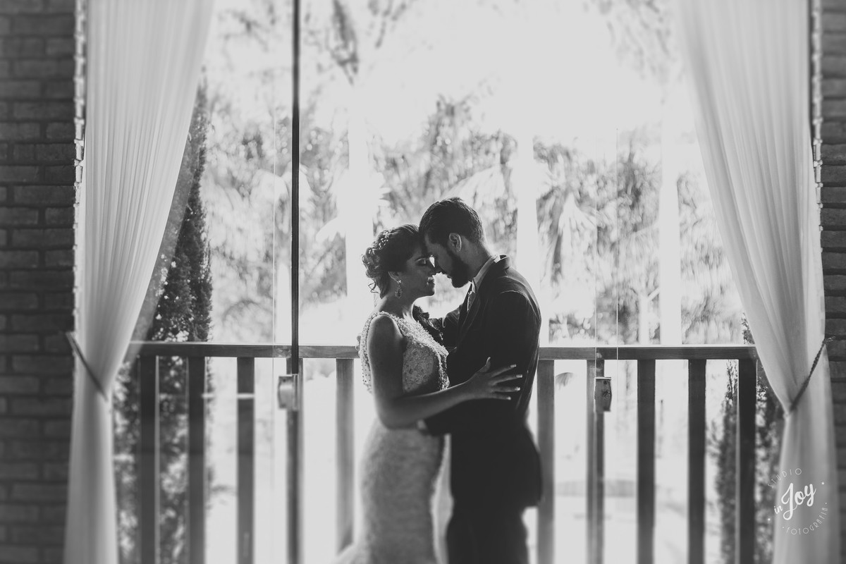 fotografia preto e branca de casamento durante o ensaio de pós casamento feito na fazenda shangrilá em Mateus Leme Minas Gerais
