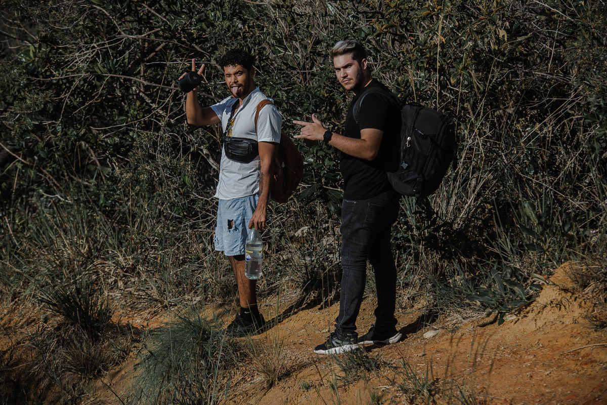 inspiração de ensaio masculino ao ar livre. Ideias de roupas e estilo para ensaio masculino