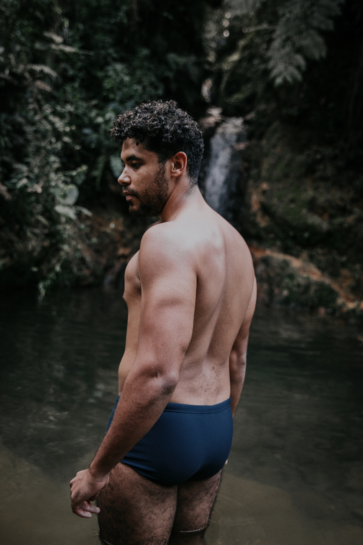 inspiração de ensaio masculino ao ar livre. Ideias de roupas e estilo para ensaio masculino