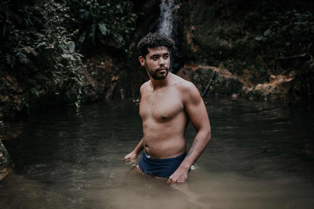 inspiração de ensaio masculino ao ar livre. Ideias de roupas e estilo para ensaio masculino