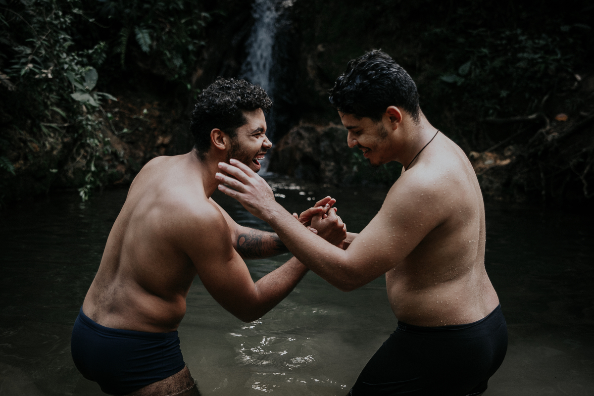 inspiração de ensaio masculino ao ar livre. Ideias de roupas e estilo para ensaio masculino