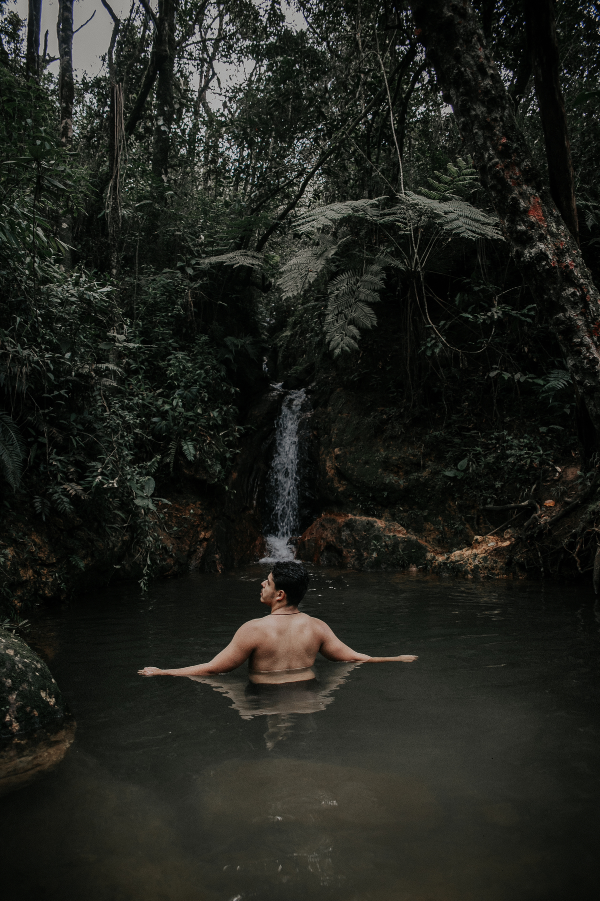 inspiração de ensaio masculino ao ar livre. Ideias de roupas e estilo para ensaio masculino