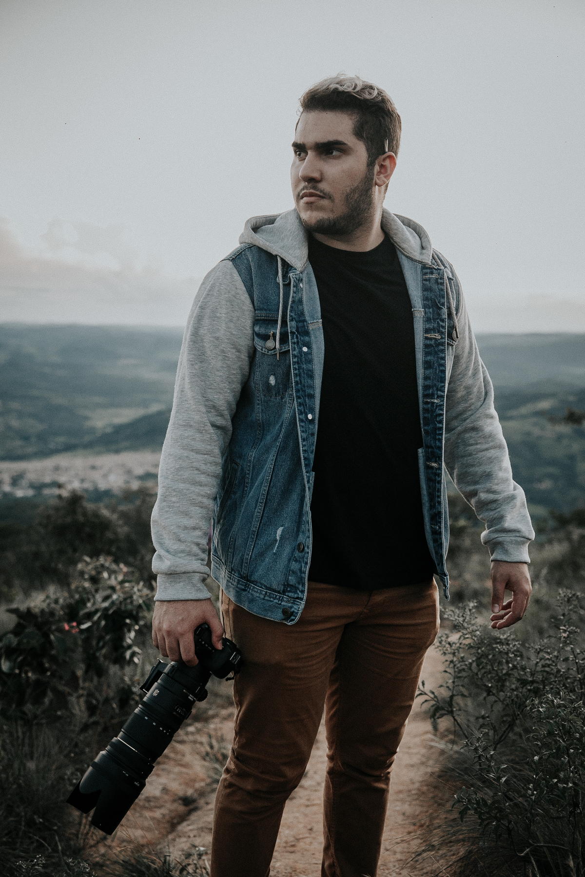 inspiração de ensaio masculino ao ar livre. Ideias de roupas e estilo para ensaio masculino