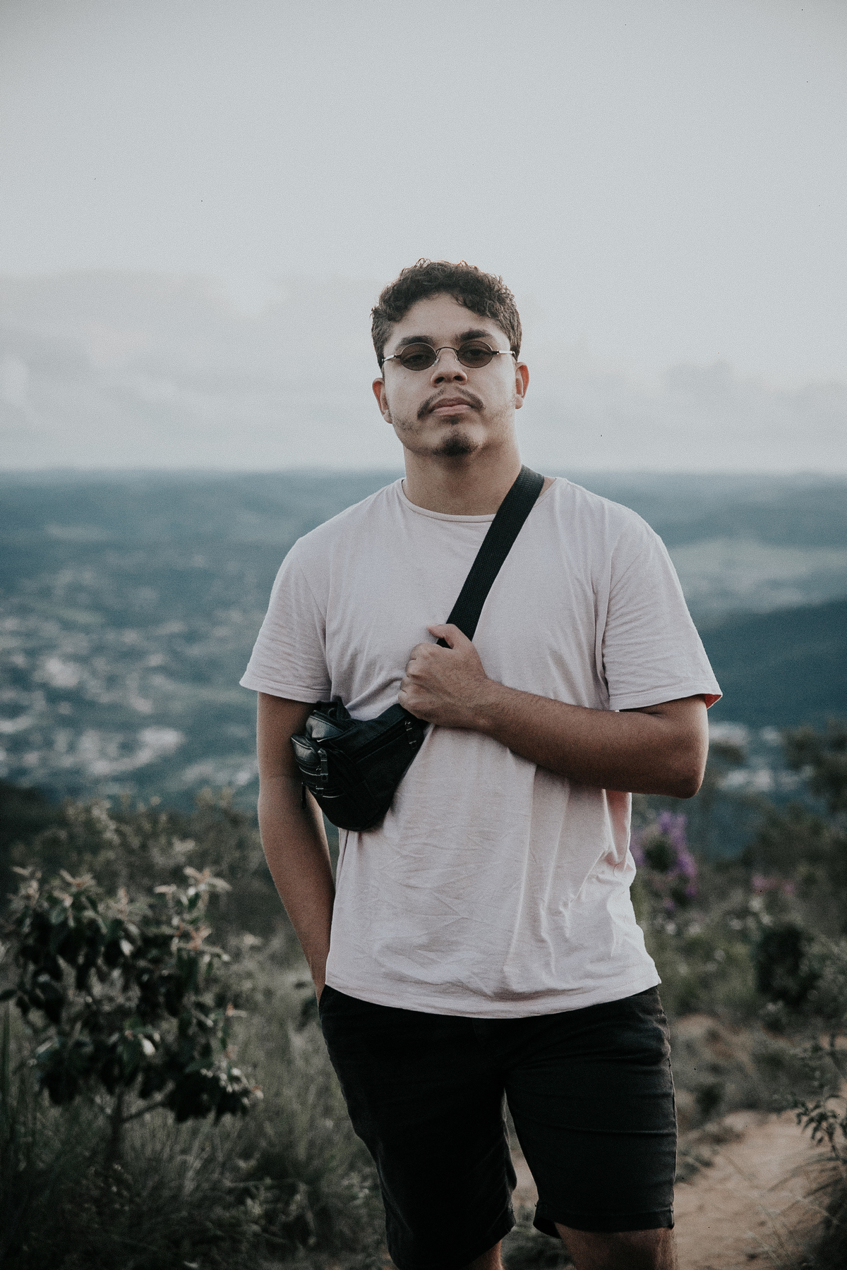 inspiração de ensaio masculino ao ar livre. Ideias de roupas e estilo para ensaio masculino