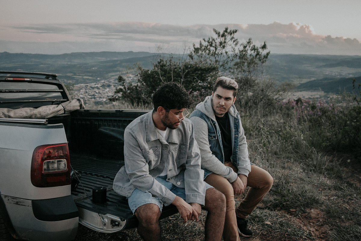 inspiração de ensaio masculino ao ar livre. Ideias de roupas e estilo para ensaio masculino