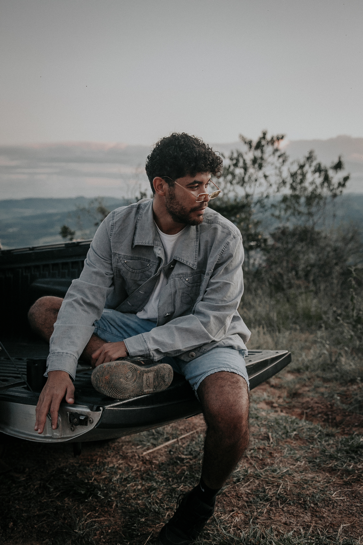 inspiração de ensaio masculino ao ar livre. Ideias de roupas e estilo para ensaio masculino