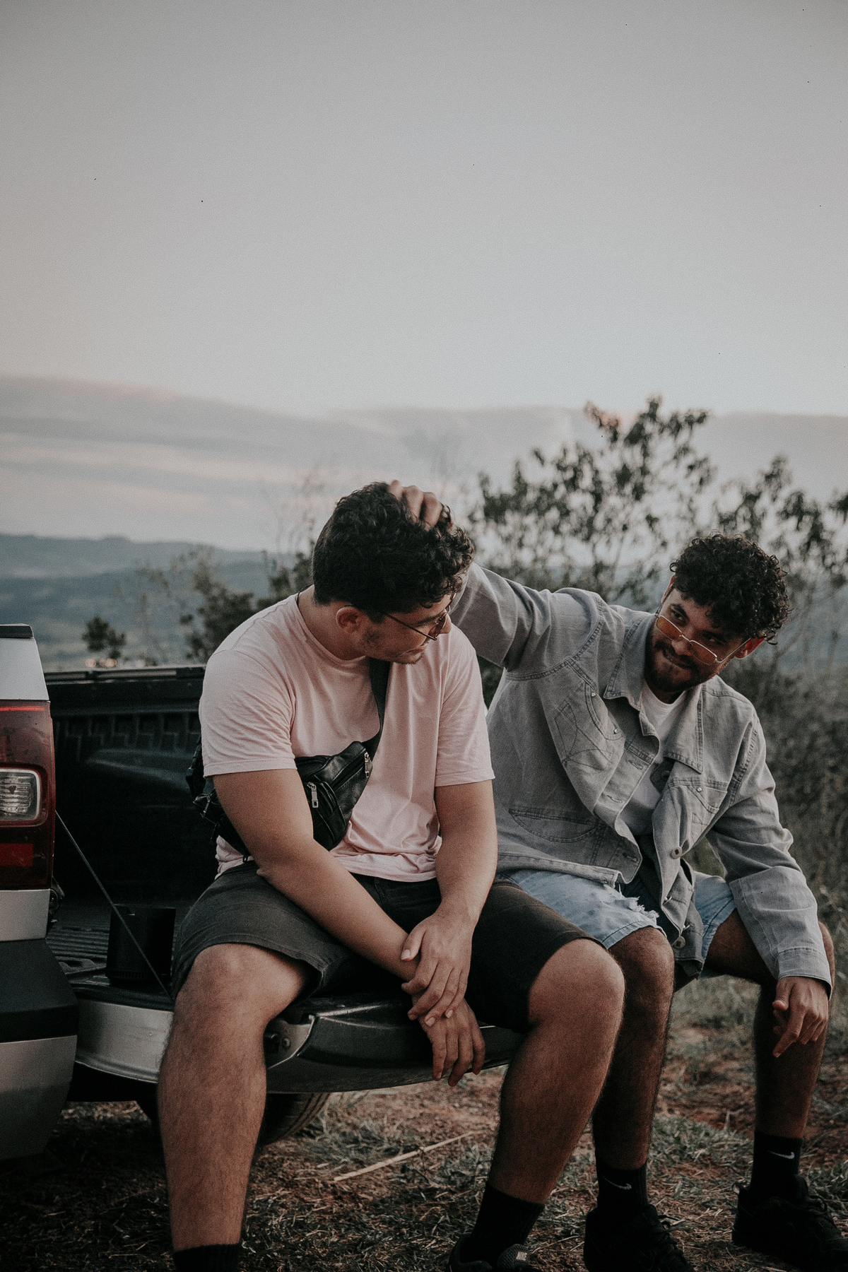 inspiração de ensaio masculino ao ar livre. Ideias de roupas e estilo para ensaio masculino