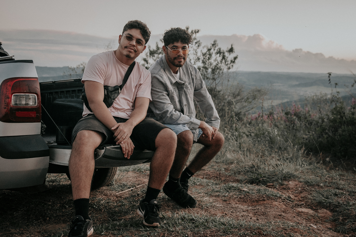 inspiração de ensaio masculino ao ar livre. Ideias de roupas e estilo para ensaio masculino