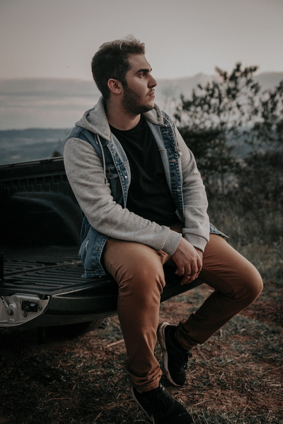 inspiração de ensaio masculino ao ar livre. Ideias de roupas e estilo para ensaio masculino