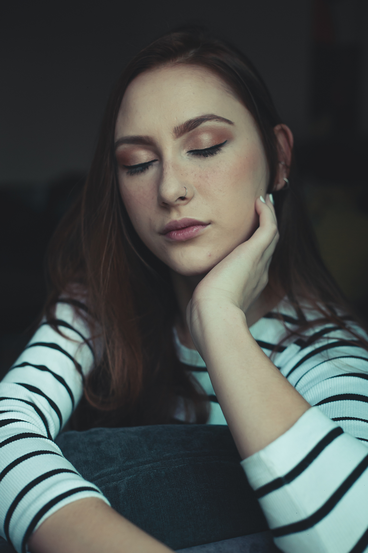 Ensaio feminino casual em casa no qual usamos inspiração de diversas poses e vários looks para ensaio fotografico indoor.