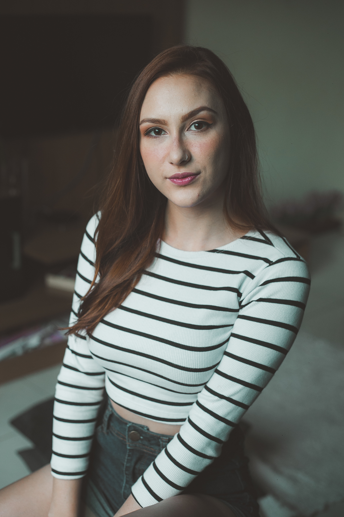 Ensaio feminino casual em casa no qual usamos inspiração de diversas poses e vários looks para ensaio fotografico indoor.