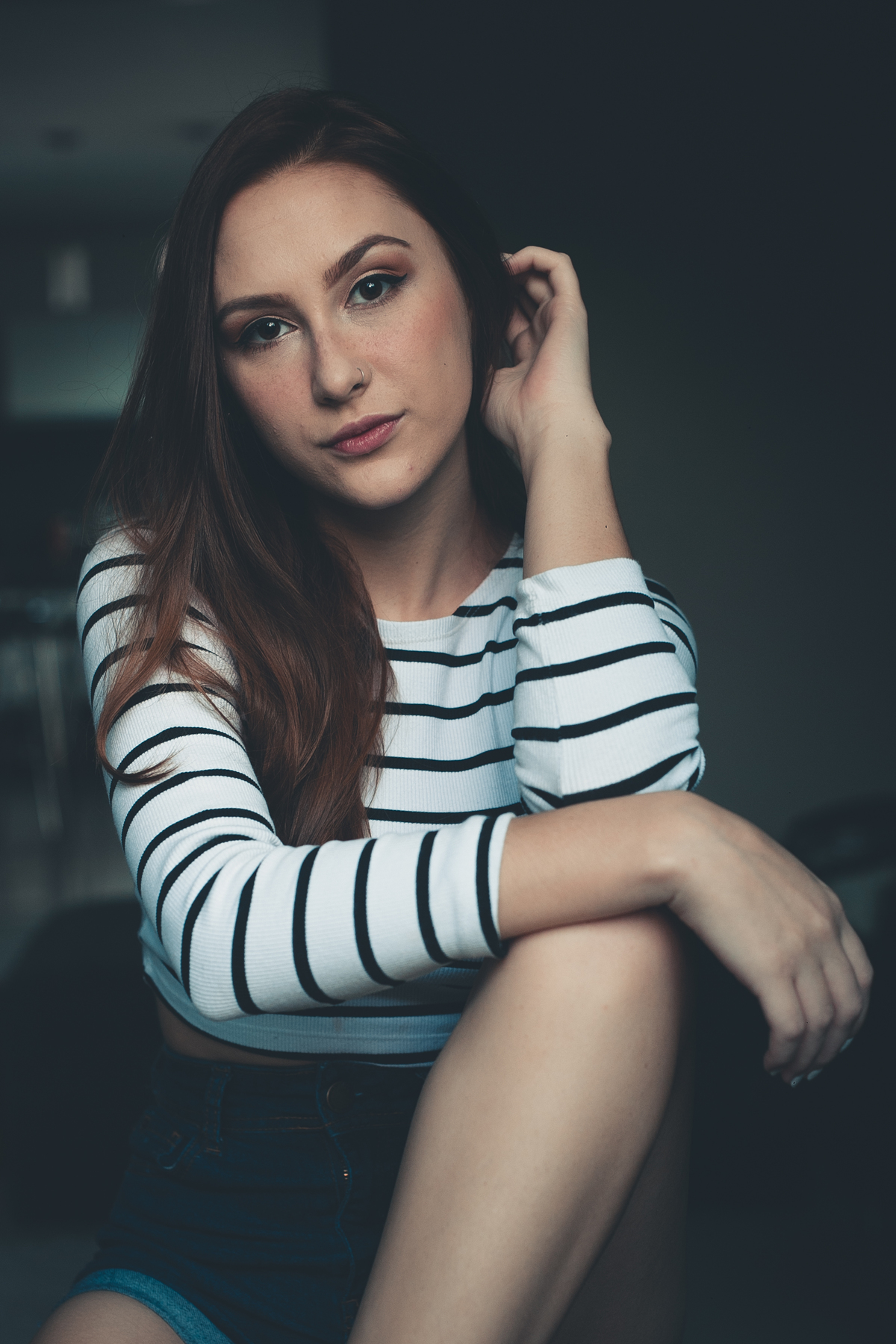 Ensaio feminino casual em casa no qual usamos inspiração de diversas poses e vários looks para ensaio fotografico indoor.