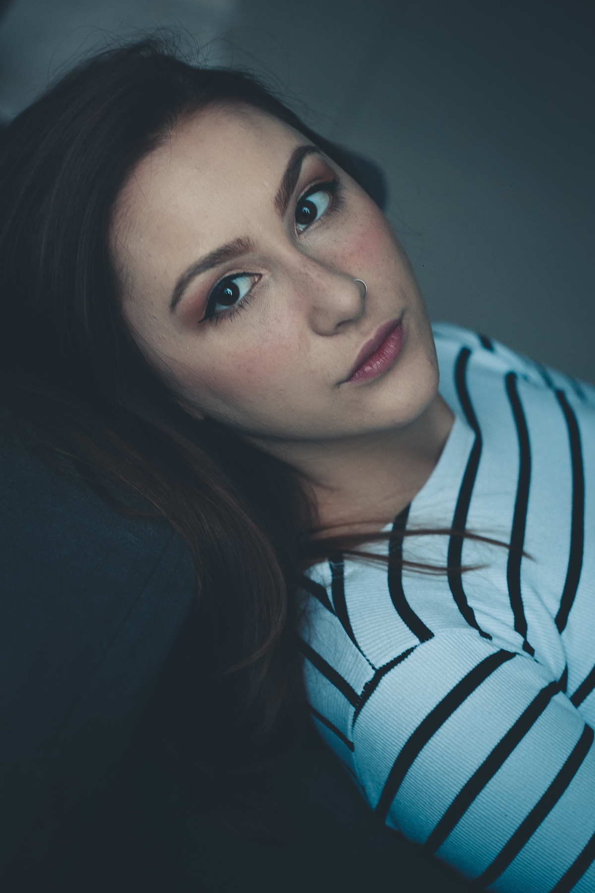 Ensaio feminino casual em casa no qual usamos inspiração de diversas poses e vários looks para ensaio fotografico indoor.