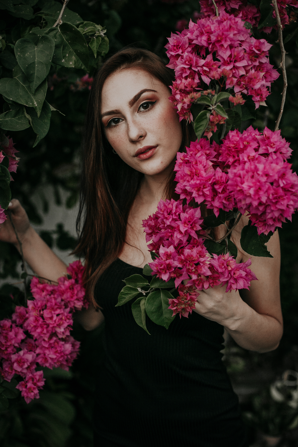 Ensaio feminino casual em casa no qual usamos inspiração de diversas poses e vários looks para ensaio fotografico indoor.