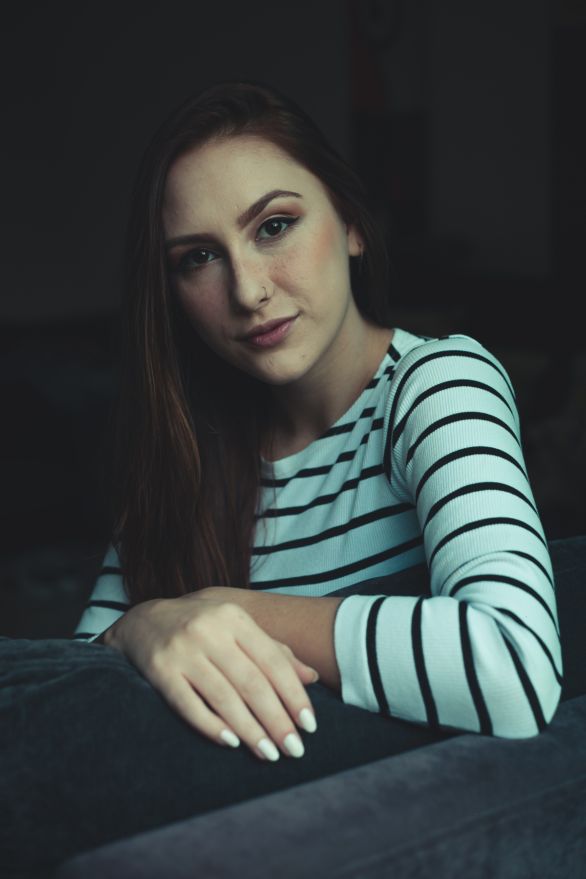 Ensaio feminino casual em casa no qual usamos inspiração de diversas poses e vários looks para ensaio fotografico indoor.