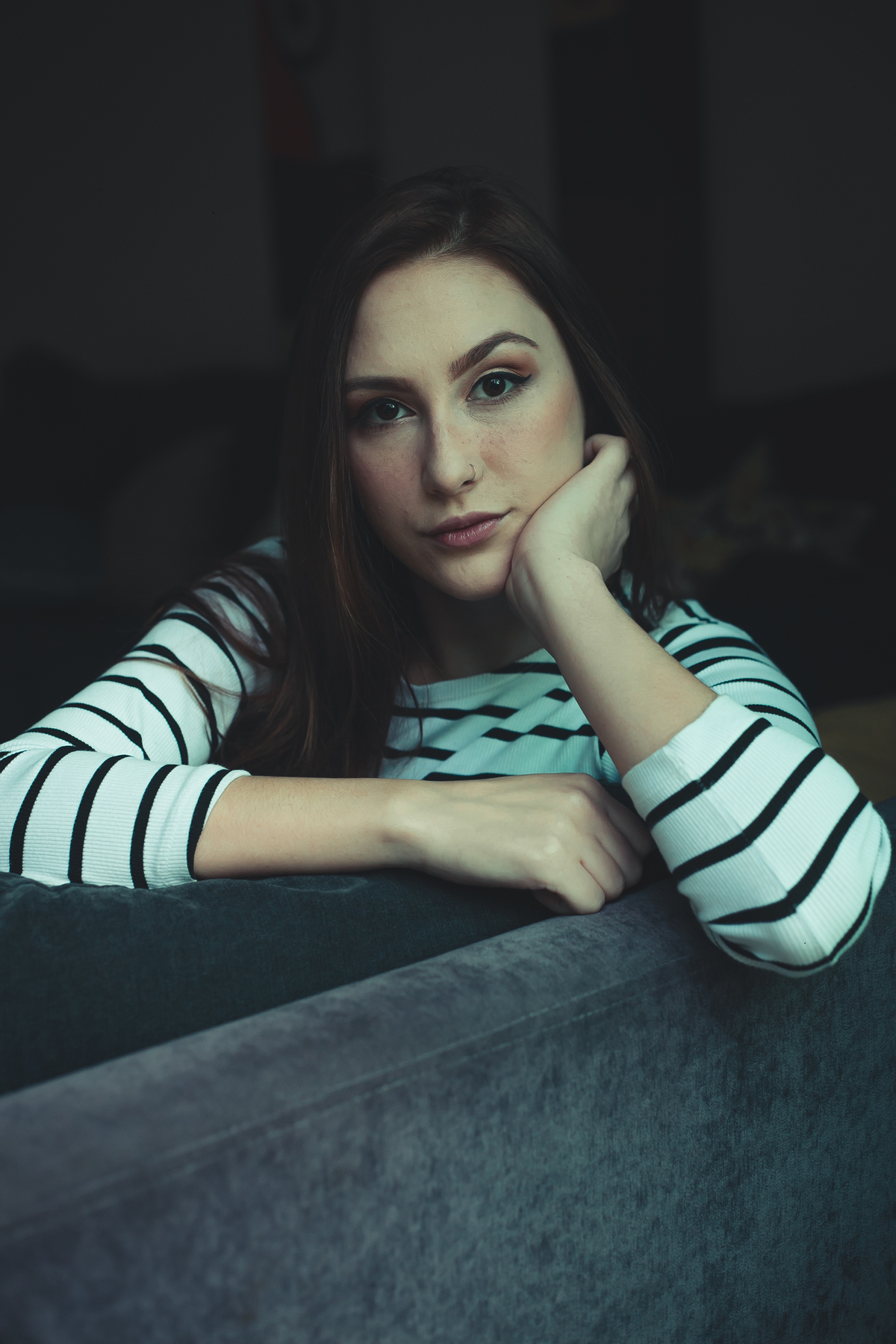 Ensaio feminino casual em casa no qual usamos inspiração de diversas poses e vários looks para ensaio fotografico indoor.