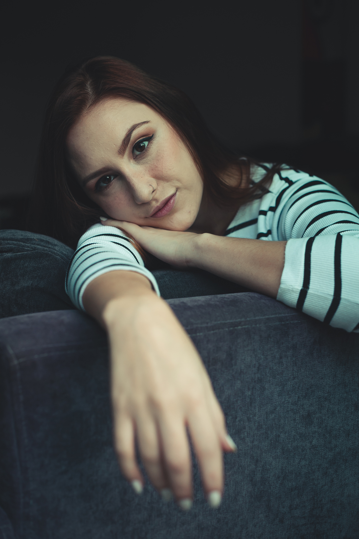 Ensaio feminino casual em casa no qual usamos inspiração de diversas poses e vários looks para ensaio fotografico indoor.