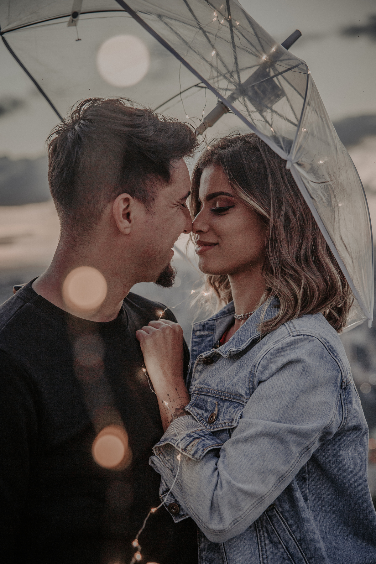 inspiração de ensaio de casal ao ar livre com pisca pisca no por do sol para fotos do dia dos namorados