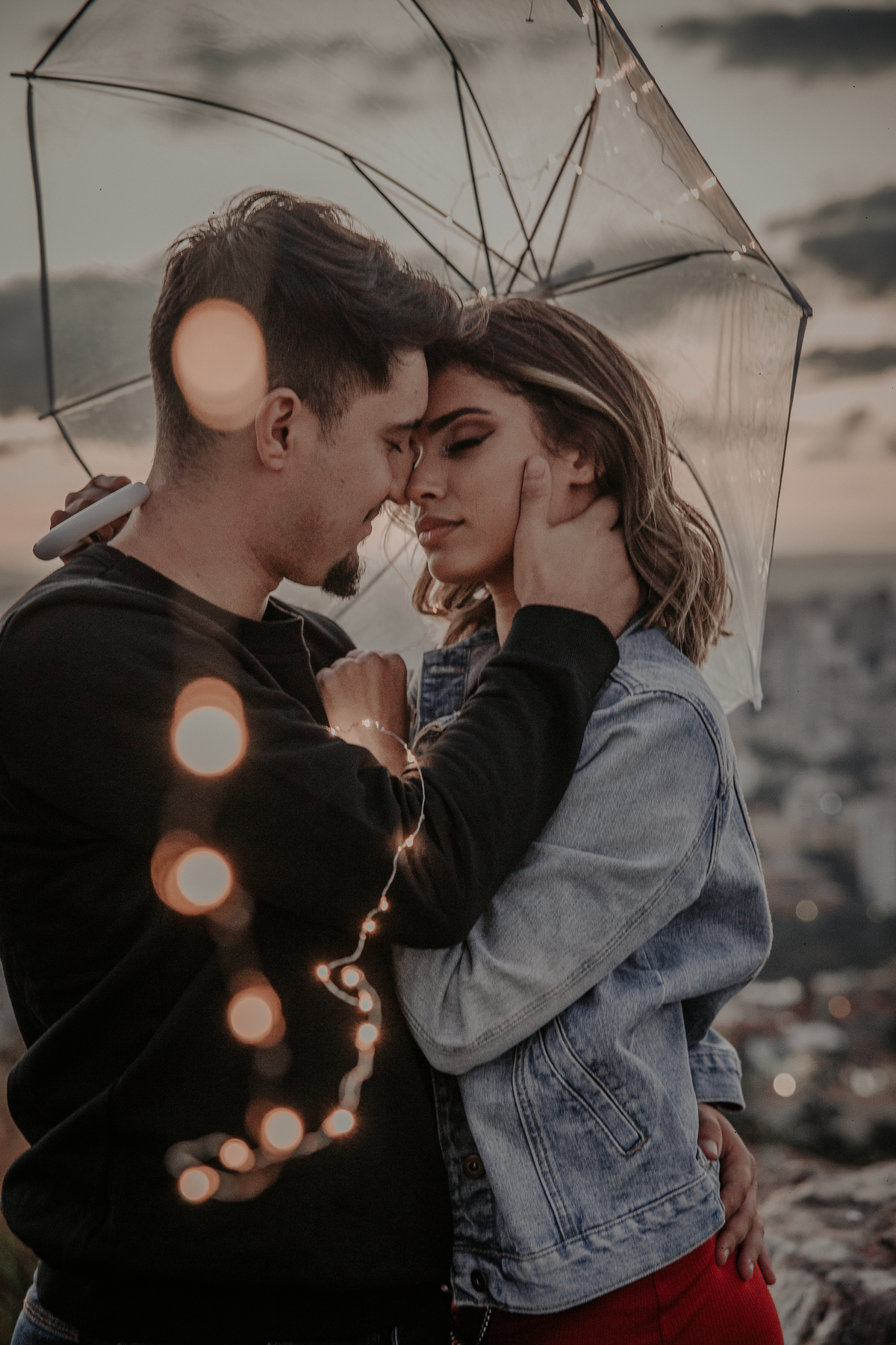 inspiração de ensaio de casal ao ar livre com pisca pisca no por do sol para fotos do dia dos namorados