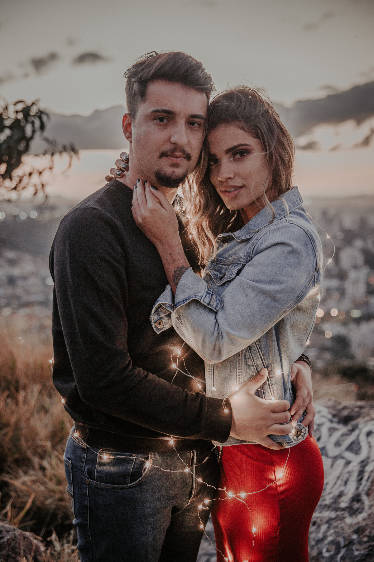 inspiração de ensaio de casal ao ar livre com pisca pisca no por do sol para fotos do dia dos namorados