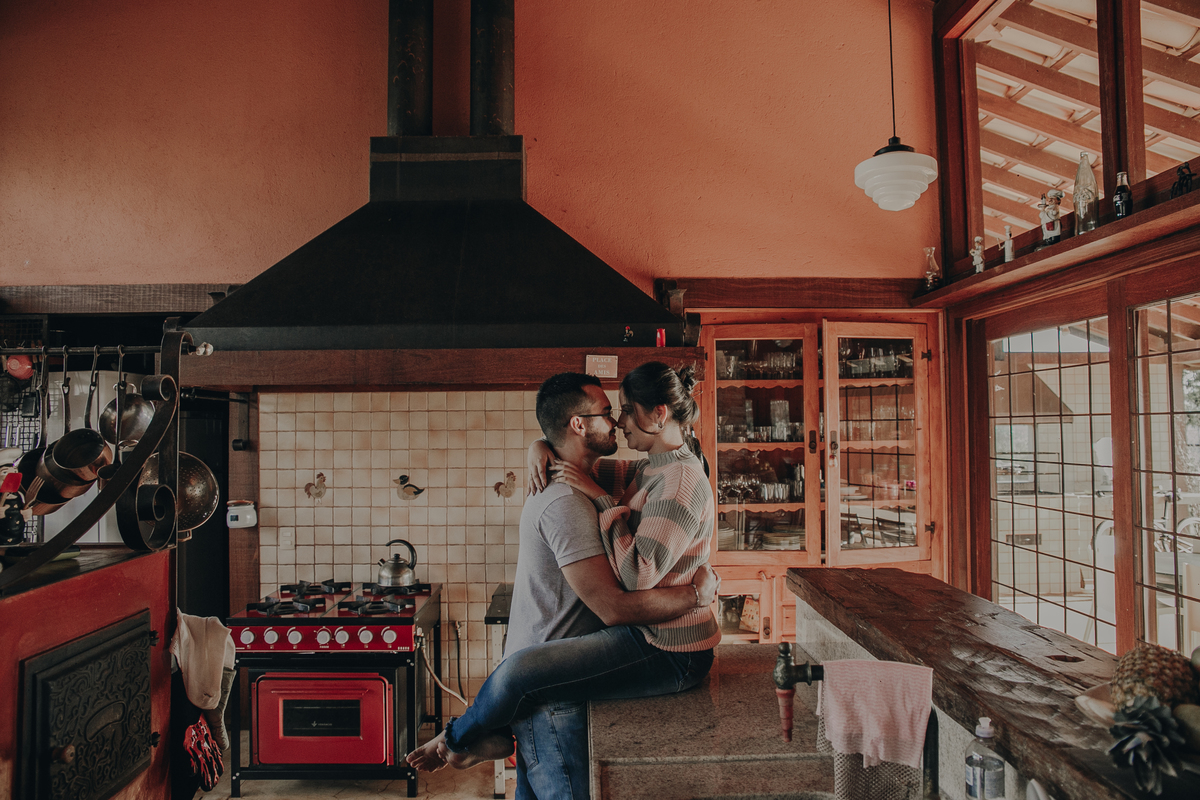 inspiração de casal feito em casa no estilo home mood. Fotos que podem ser inspiração para ensaio fotografico de dia dos namorados. Fotos Mar de Morros em Nova Lima MG