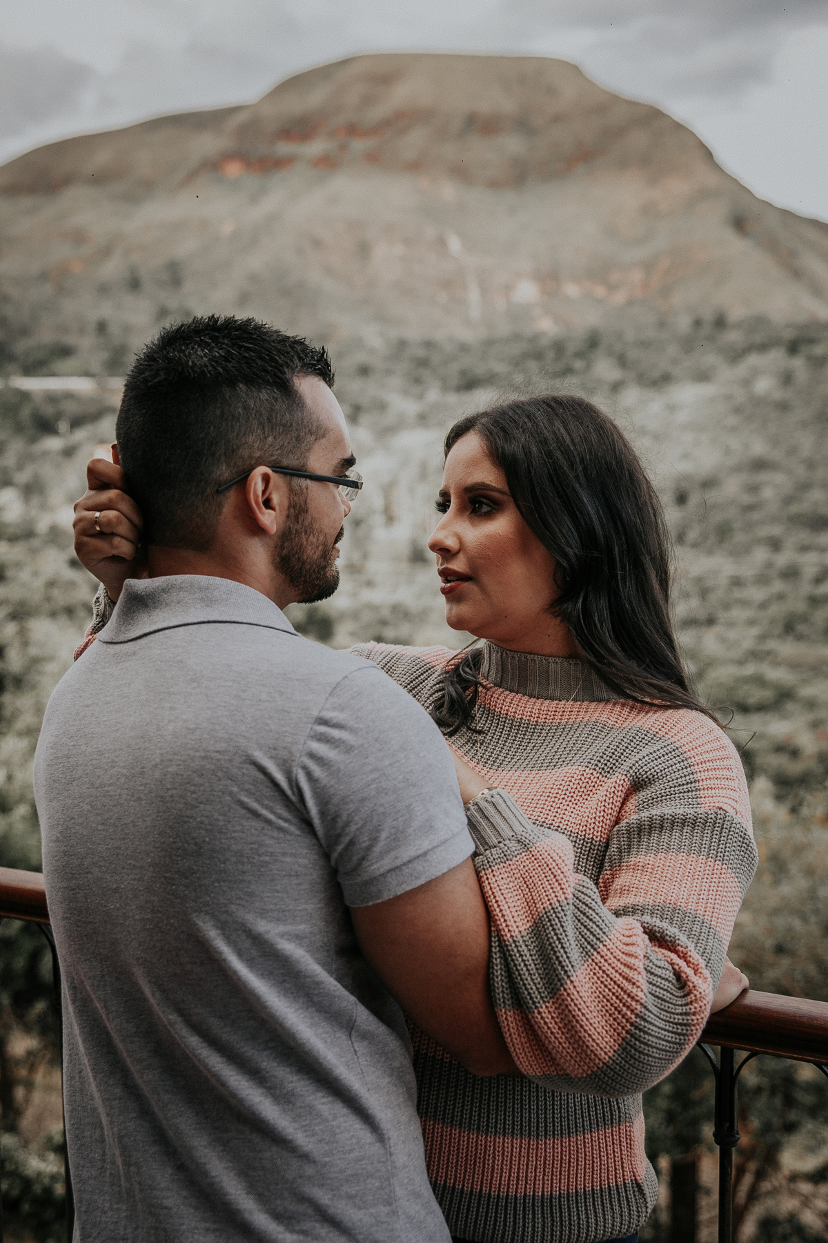 inspiração de casal feito em casa no estilo home mood. Fotos que podem ser inspiração para ensaio fotografico de dia dos namorados. Fotos Mar de Morros em Nova Lima MG