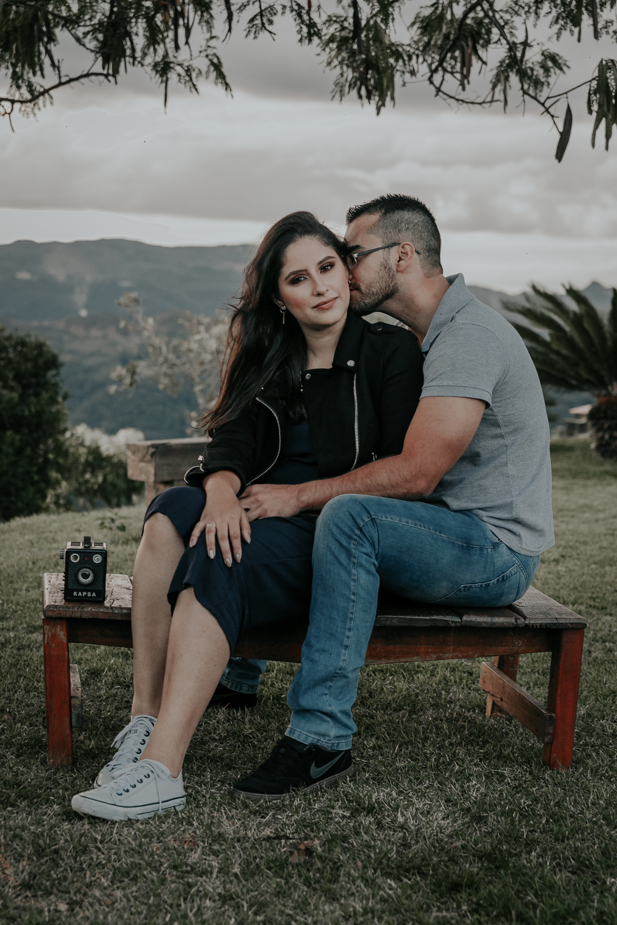 inspiração de casal feito em casa no estilo home mood. Fotos que podem ser inspiração para ensaio fotografico de dia dos namorados. Fotos Mar de Morros em Nova Lima MG