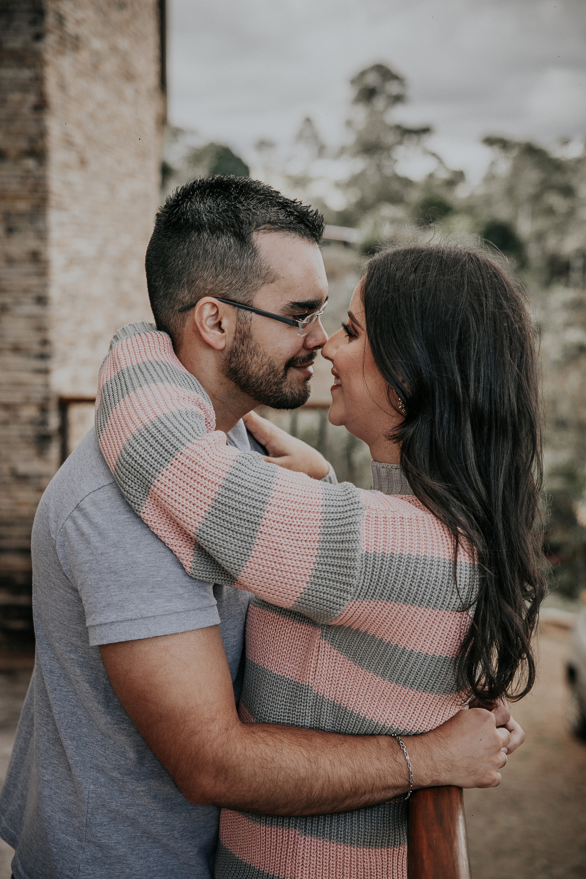 inspiração de casal feito em casa no estilo home mood. Fotos que podem ser inspiração para ensaio fotografico de dia dos namorados. Fotos Mar de Morros em Nova Lima MG