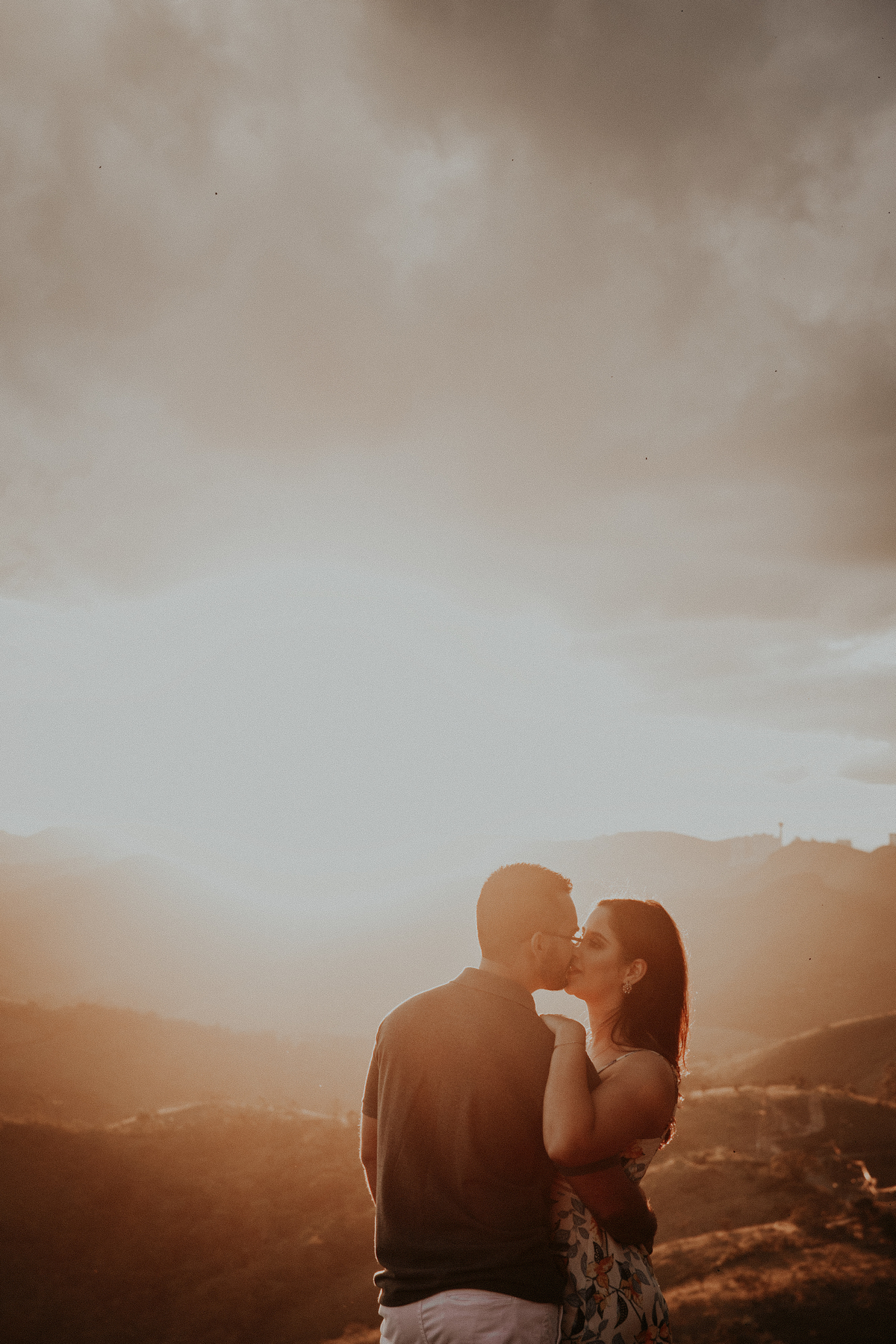 inspiração de casal feito em casa no estilo home mood. Fotos que podem ser inspiração para ensaio fotografico de dia dos namorados no por do sol. Fotos Mar de Morros em Nova Lima MG