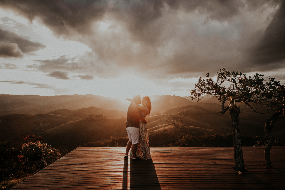 inspiração de casal feito em casa no estilo home mood. Fotos que podem ser inspiração para ensaio fotografico de dia dos namorados no por do sol. Fotos Mar de Morros em Nova Lima MG