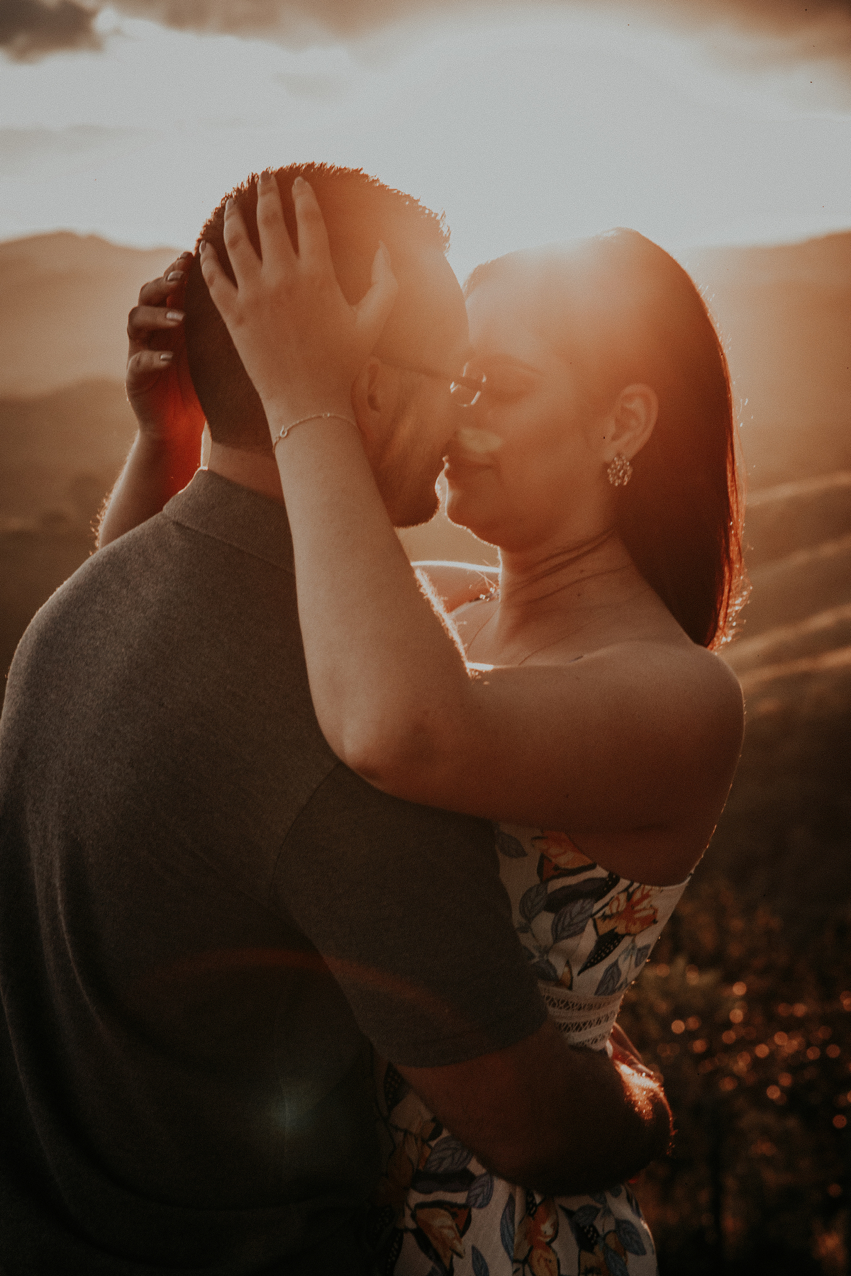 inspiração de casal feito em casa no estilo home mood. Fotos que podem ser inspiração para ensaio fotografico de dia dos namorados no por do sol. Fotos Mar de Morros em Nova Lima MG