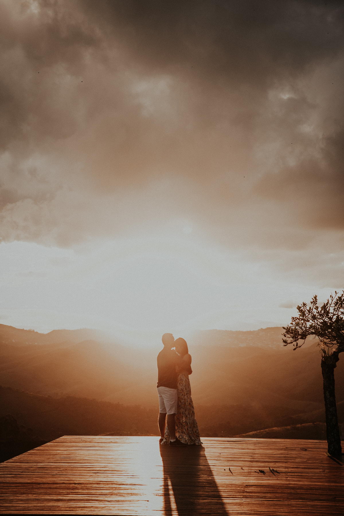 inspiração de casal feito em casa no estilo home mood. Fotos que podem ser inspiração para ensaio fotografico de dia dos namorados no por do sol. Fotos Mar de Morros em Nova Lima MG