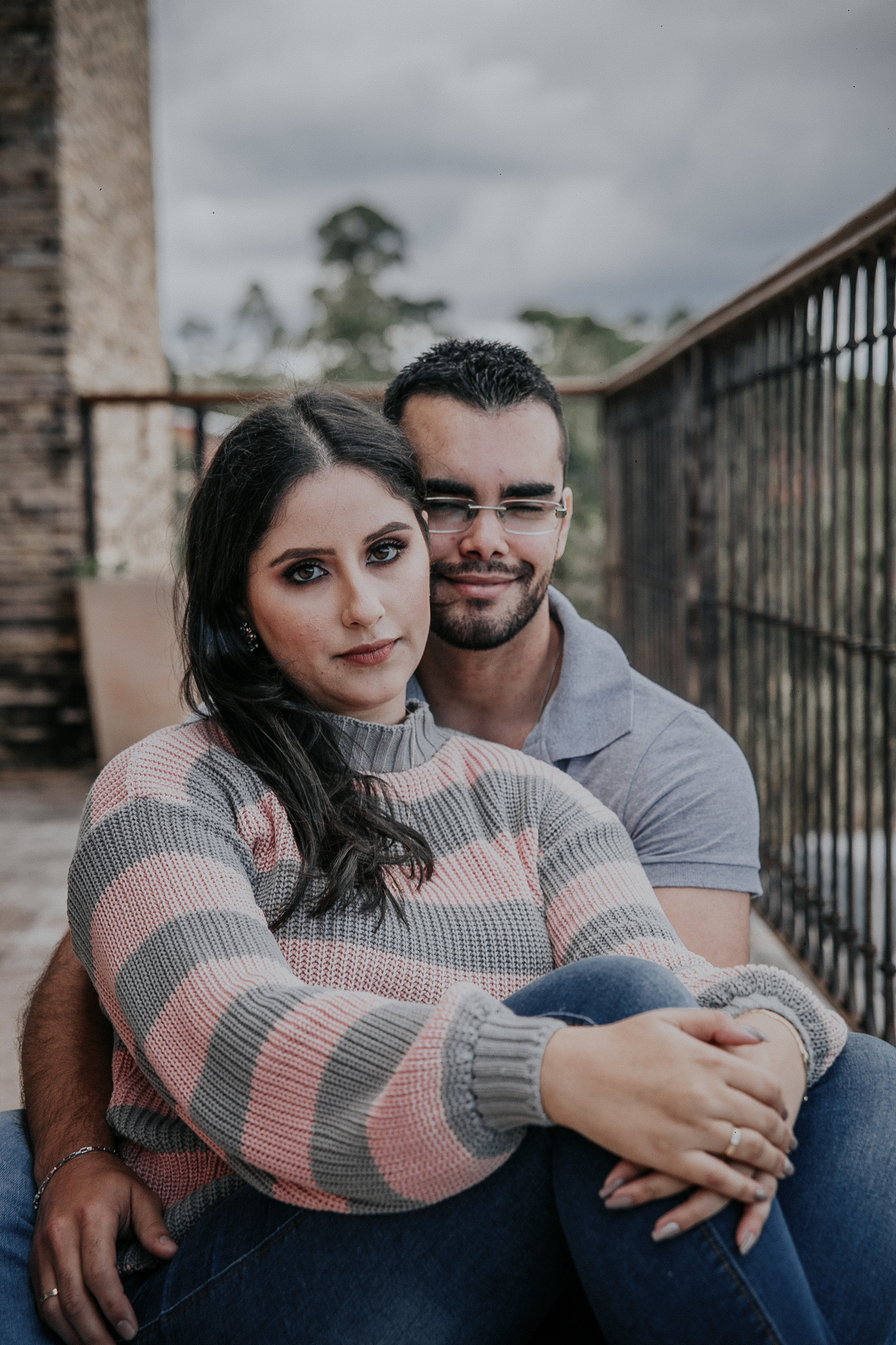 inspiração de casal feito em casa no estilo home mood. Fotos que podem ser inspiração para ensaio fotografico de dia dos namorados. Fotos Mar de Morros em Nova Lima MG