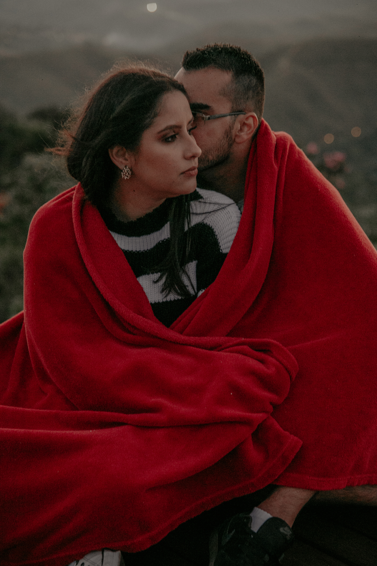 Ensaio fotográfico de casal de inverno que pode ser usado para o dia dos namorados no pôr do sol.