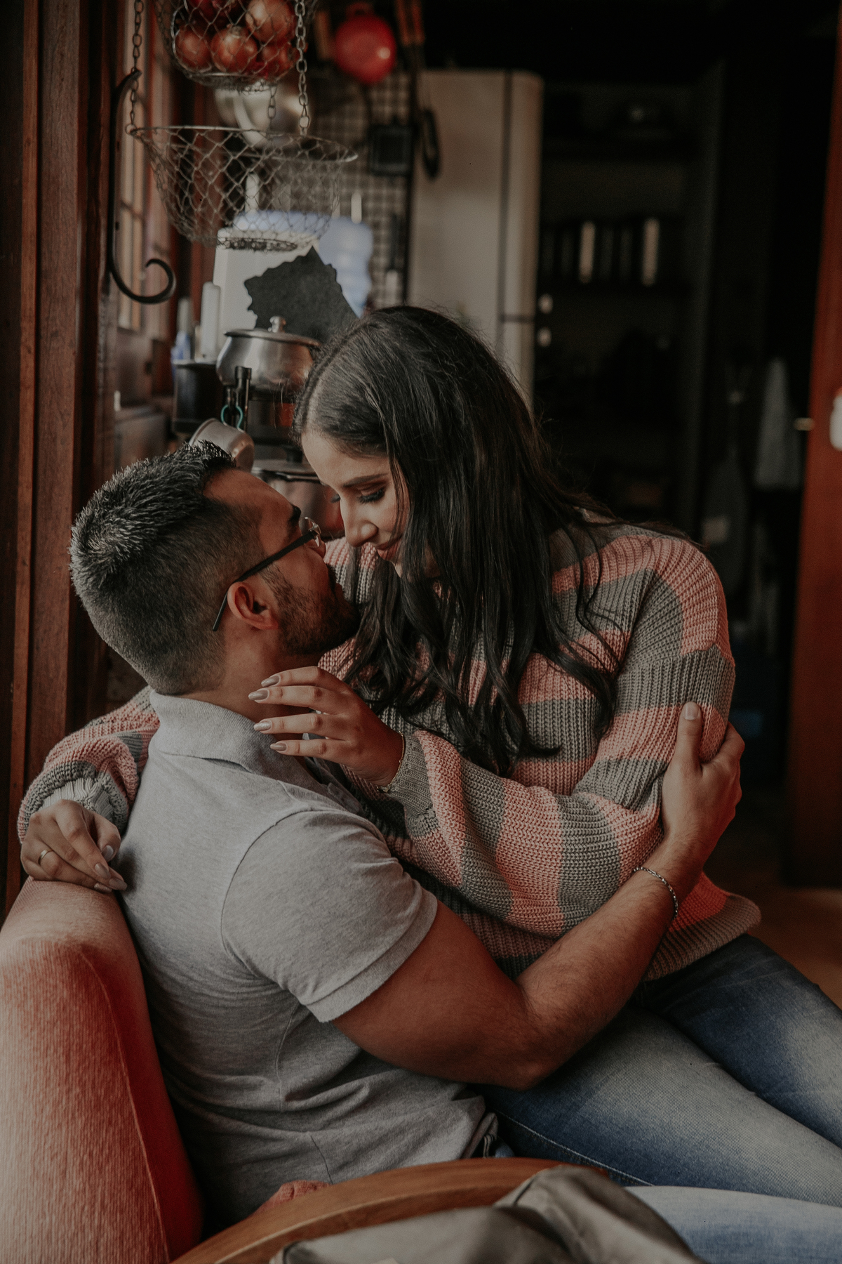 inspiração de casal feito em casa no estilo home mood. Fotos que podem ser inspiração para ensaio fotografico de dia dos namorados. Fotos Mar de Morros em Nova Lima MG