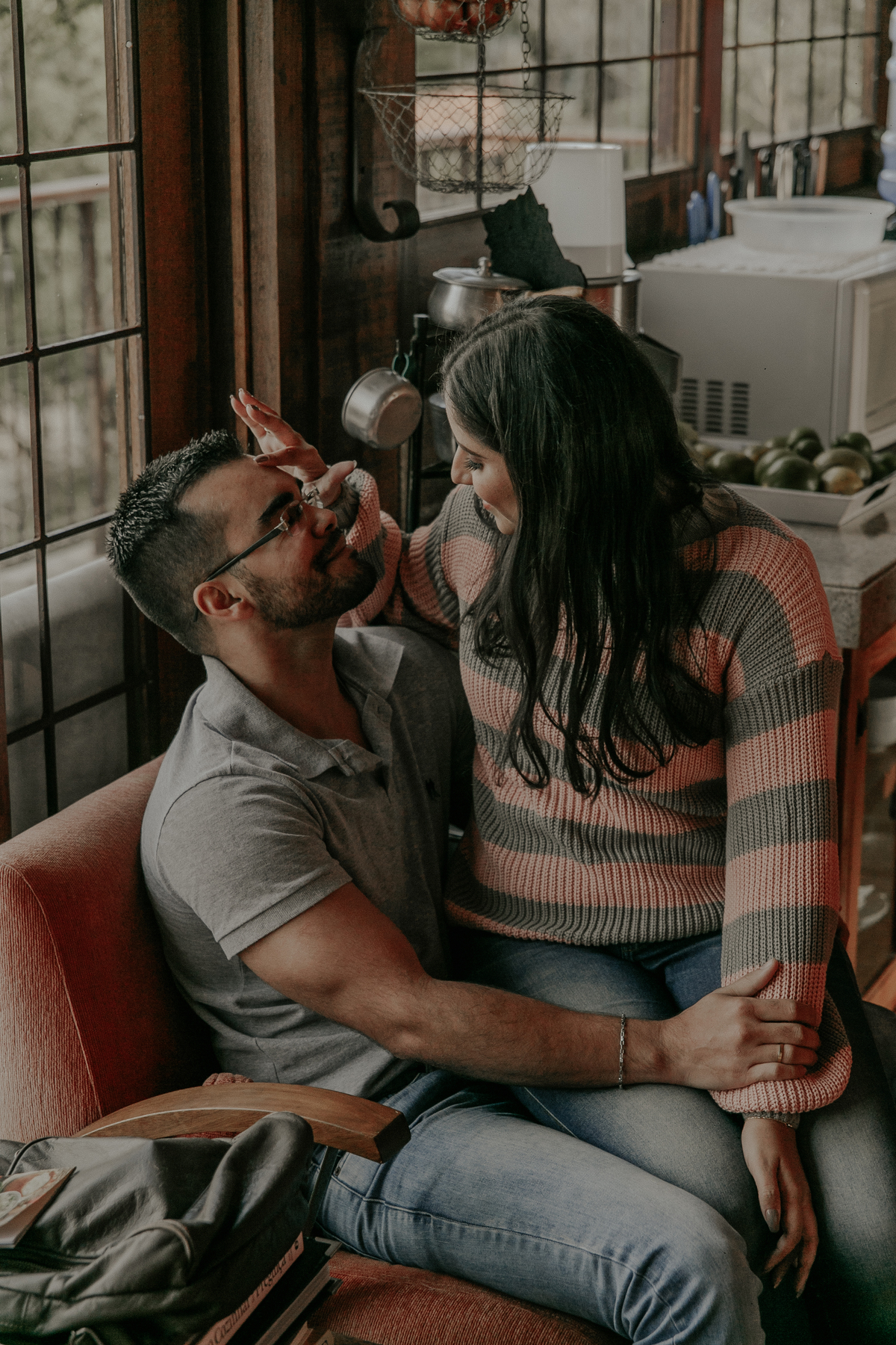 inspiração de casal feito em casa no estilo home mood. Fotos que podem ser inspiração para ensaio fotografico de dia dos namorados. Fotos Mar de Morros em Nova Lima MG