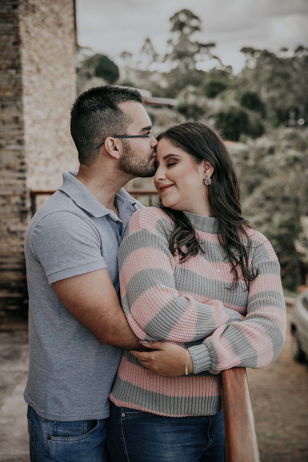 inspiração de casal feito em casa no estilo home mood. Fotos que podem ser inspiração para ensaio fotografico de dia dos namorados. Fotos Mar de Morros em Nova Lima MG