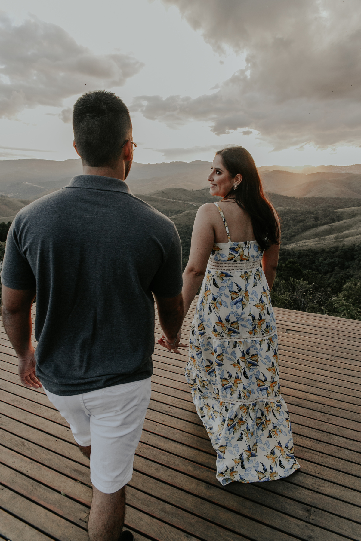 inspiração de casal feito em casa no estilo home mood. Fotos que podem ser inspiração para ensaio fotografico de dia dos namorados no por do sol. Fotos Mar de Morros em Nova Lima MG