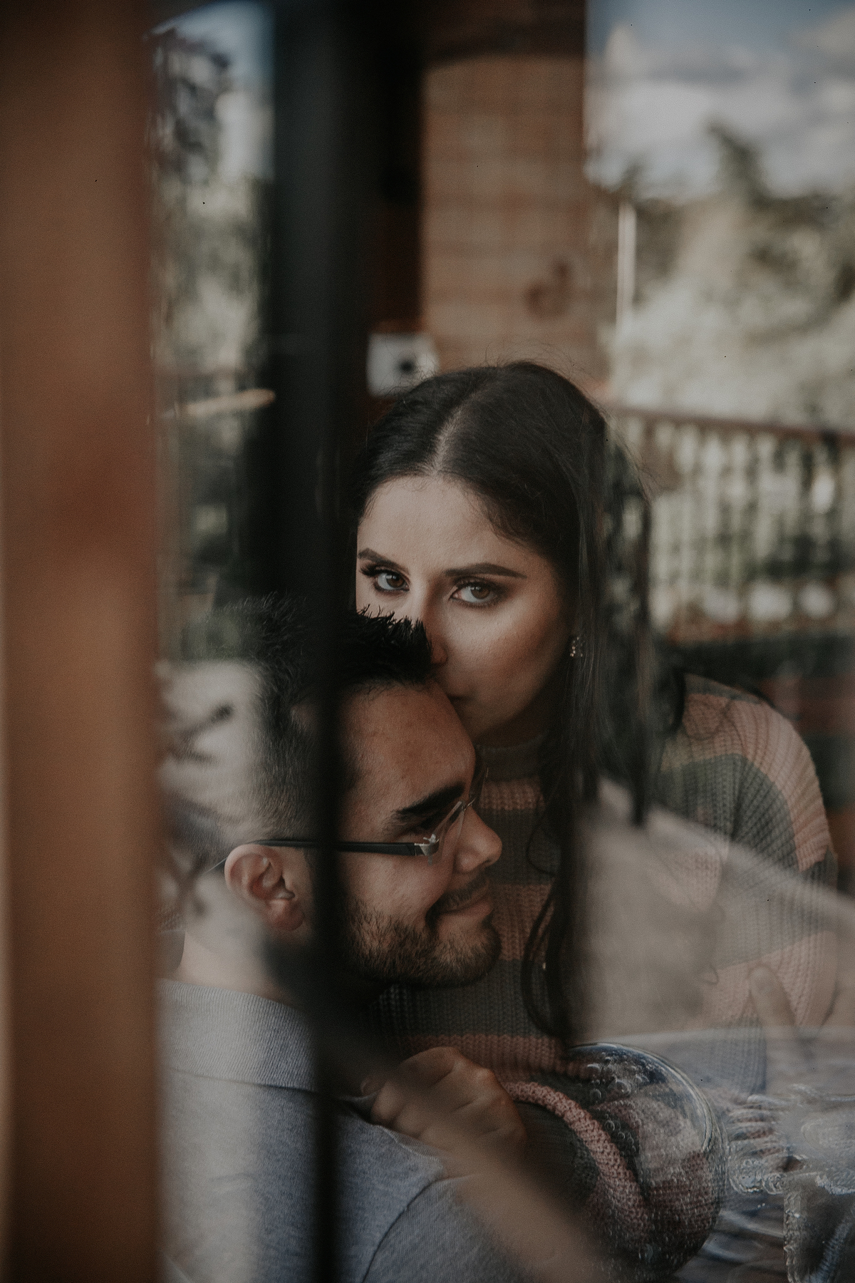 inspiração de casal feito em casa no estilo home mood. Fotos que podem ser inspiração para ensaio fotografico de dia dos namorados. Fotos Mar de Morros em Nova Lima MG