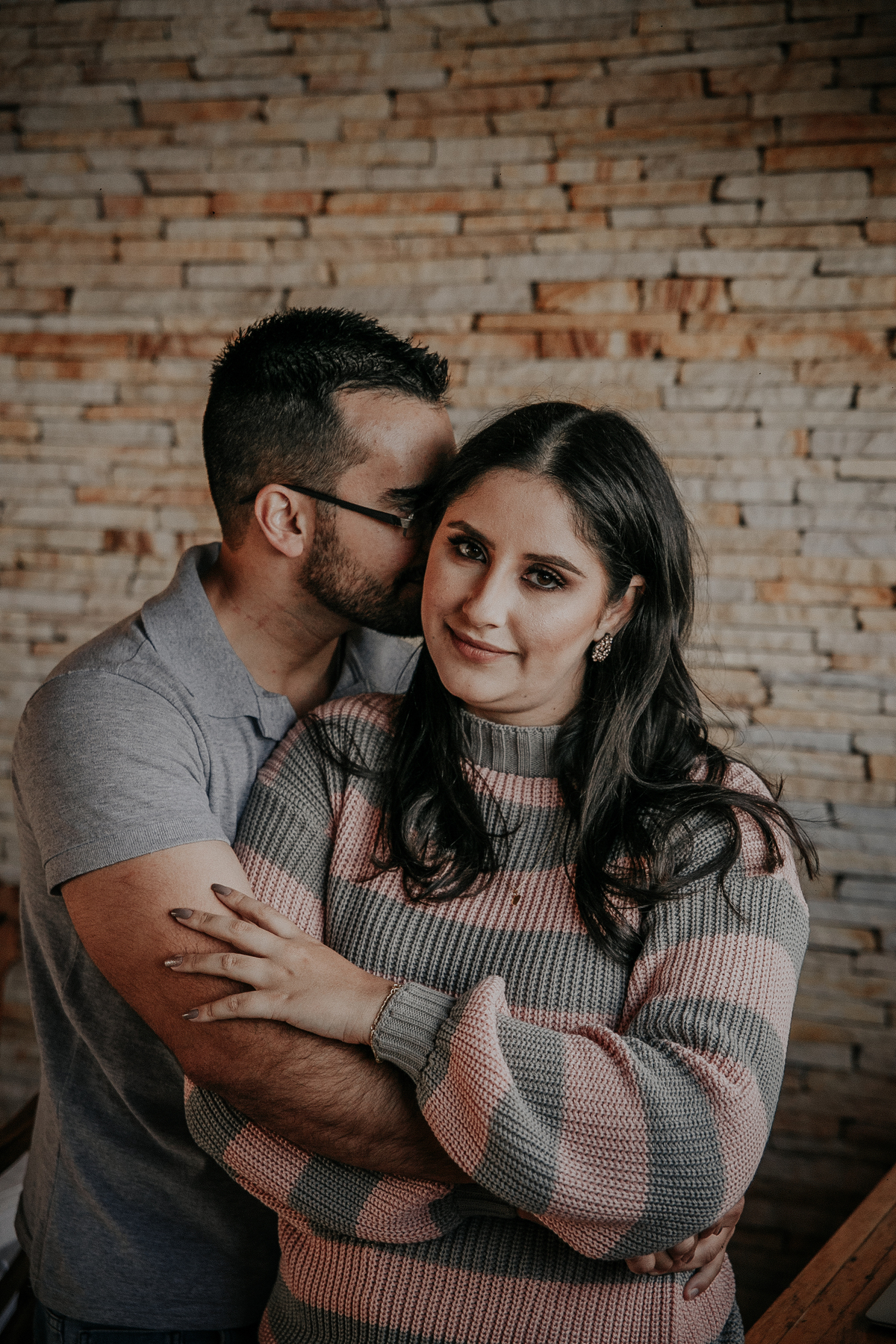 inspiração de casal feito em casa no estilo home mood. Fotos que podem ser inspiração para ensaio fotografico de dia dos namorados. Fotos Mar de Morros em Nova Lima MG