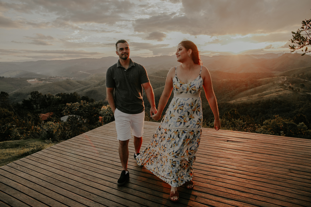 inspiração de casal feito em casa no estilo home mood. Fotos que podem ser inspiração para ensaio fotografico de dia dos namorados no por do sol. Fotos Mar de Morros em Nova Lima MG